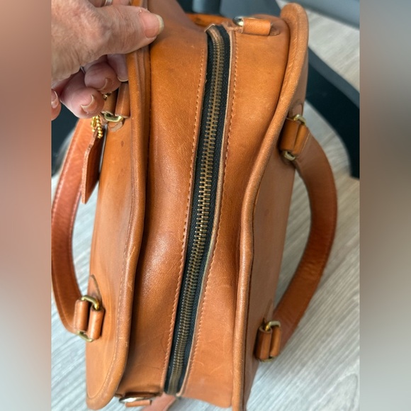 Vintage Chadwick Bowler Bag 012-3445 in British tan. Crossbody/dual short handle - Picture 6 of 16